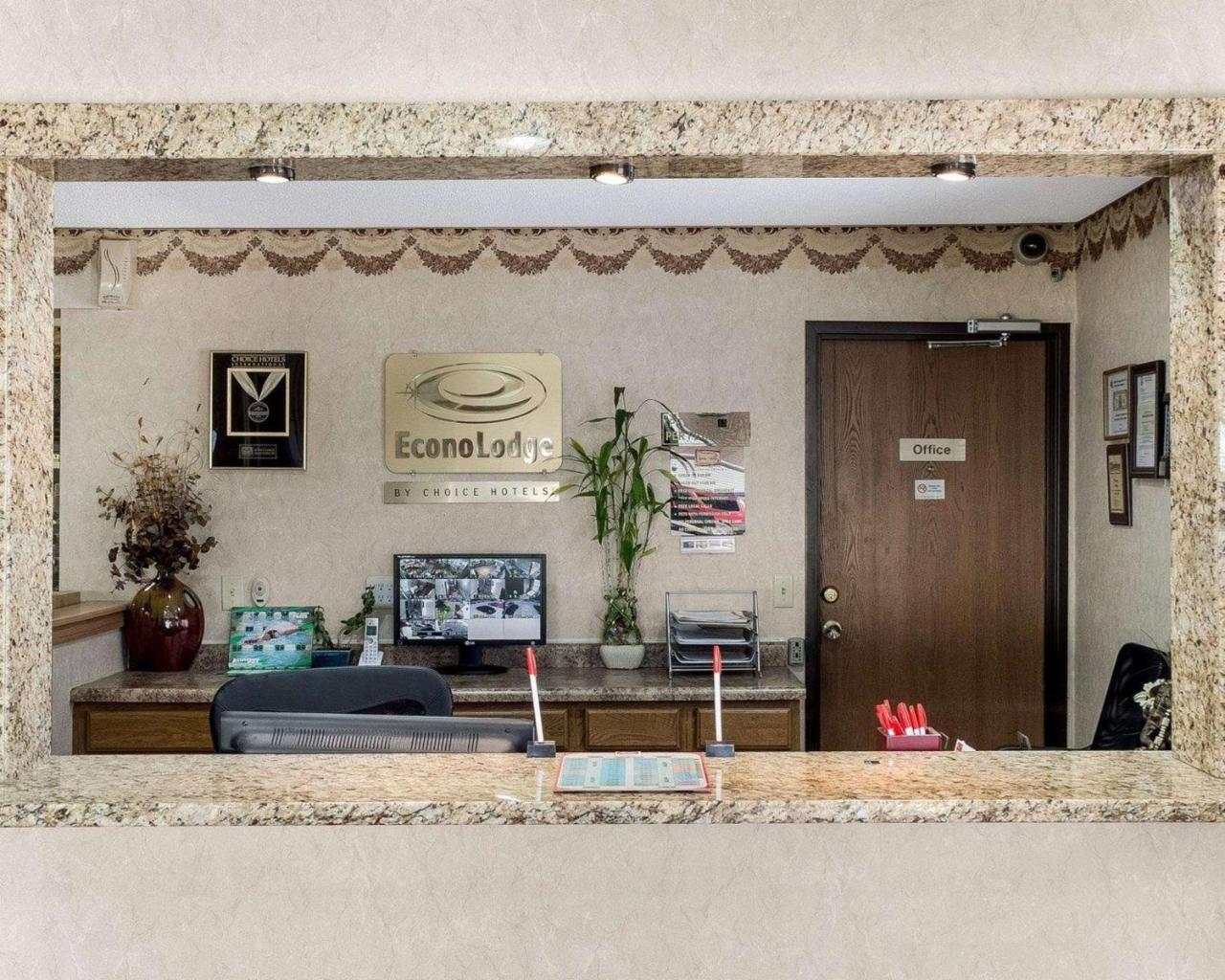 Econo Lodge Grand Forks Eksteriør bilde